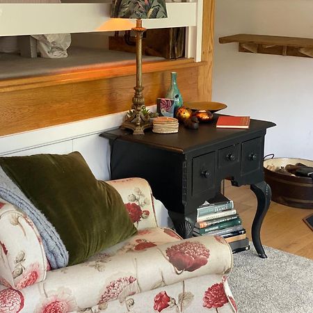 'The Den' Self Contained One Bedroom Annexe. สต็อคบริดจ์ ภายนอก รูปภาพ