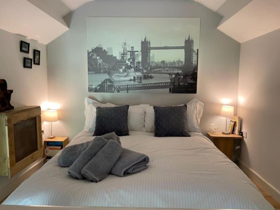 'The Den' Self Contained One Bedroom Annexe. สต็อคบริดจ์ ภายนอก รูปภาพ